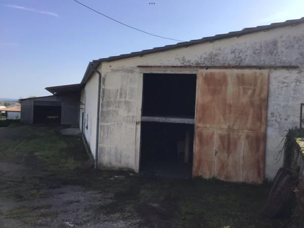 Ensemble de bâtiments de 1400 m2 centre Castillonnès.