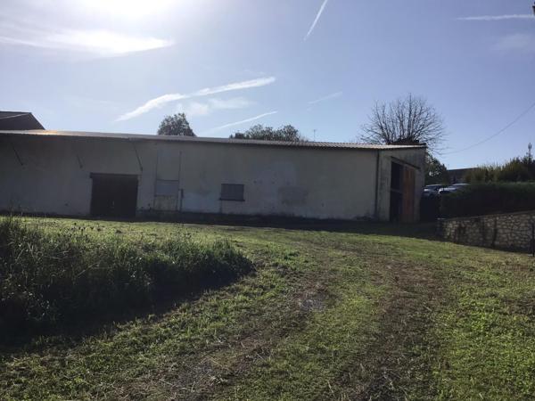 Ensemble de bâtiments de 1400 m2 centre Castillonnès.