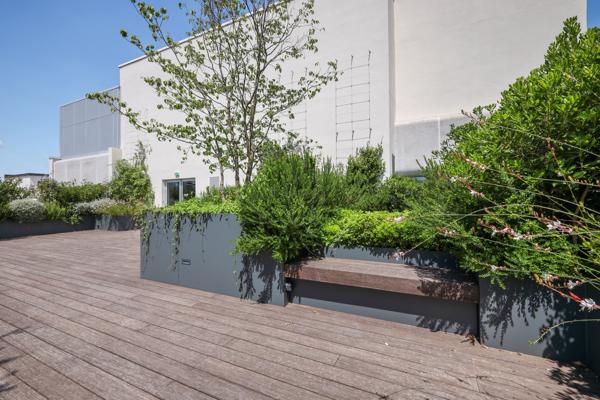 Bureaux à louer à Paris 15e proche Tour Eiffel avec terrasse aménagée
