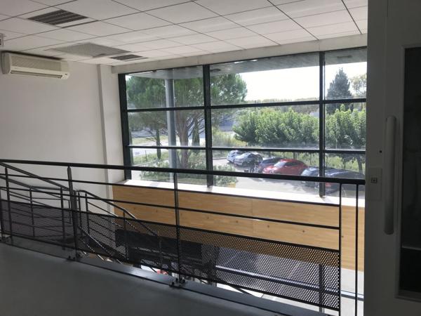 Bureaux à louer à Entraigues-sur-la-Sorgue, plateau 464 m2 proche commerces et parking