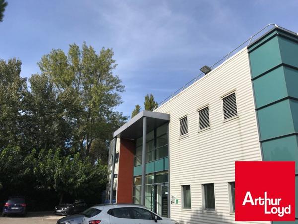 Bureaux à louer à Entraigues-sur-la-Sorgue, plateau 464 m2 proche commerces et parking