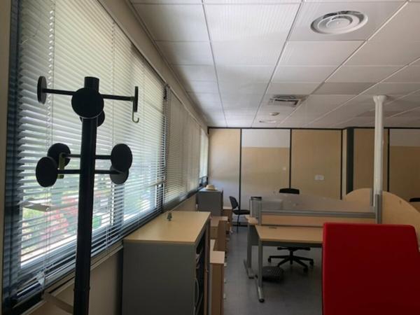 Bureaux à louer à Entraigues-sur-la-Sorgue, plateau 464 m2 proche commerces et parking