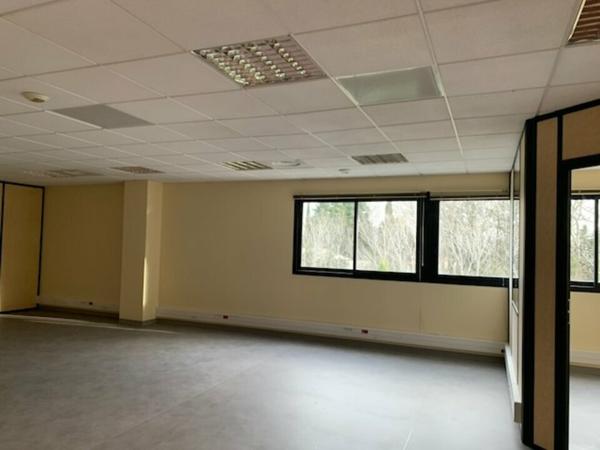Bureaux à louer à Entraigues-sur-la-Sorgue, plateau 464 m2 proche commerces et parking