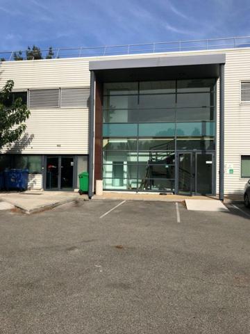 Bureaux à louer à Entraigues-sur-la-Sorgue, plateau 464 m2 proche commerces et parking