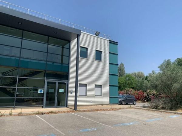Bureaux à louer à Entraigues-sur-la-Sorgue, plateau 464 m2 proche commerces et parking