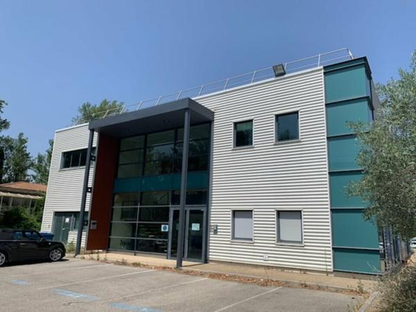 Bureaux à louer à Entraigues-sur-la-Sorgue, plateau 464 m2 proche commerces et parking