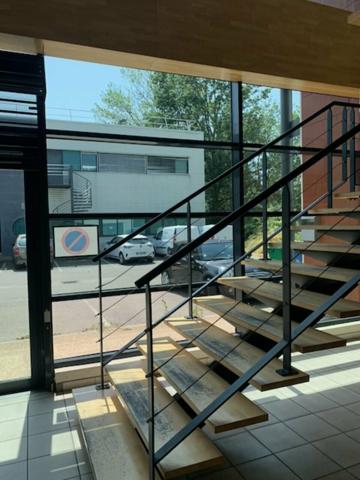 Bureaux à louer à Entraigues-sur-la-Sorgue, plateau 464 m2 proche commerces et parking