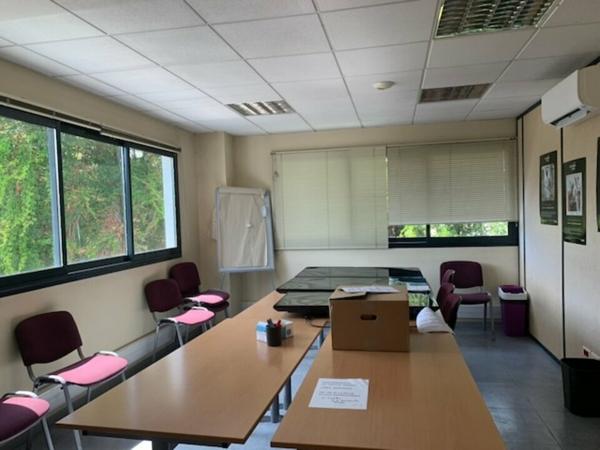 Bureaux à louer à Entraigues-sur-la-Sorgue, plateau 464 m2 proche commerces et parking
