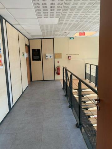 Bureaux à louer à Entraigues-sur-la-Sorgue, plateau 464 m2 proche commerces et parking