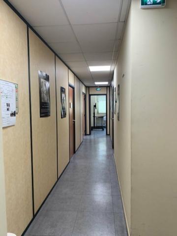 Bureaux à louer à Entraigues-sur-la-Sorgue, plateau 464 m2 proche commerces et parking
