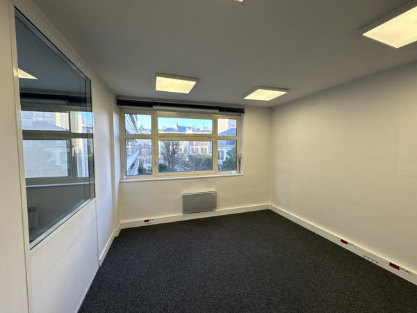 Bureaux à louer à Neuilly-sur-Seine espaces modulables adresse prestigieuse