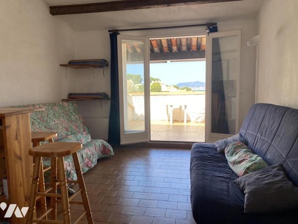 Appartement studio cabine avec terrasse vue mer et vendu avec un emplacement parking privatif