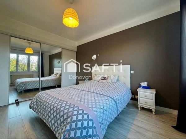 Maison de ville avec piscine et fort potentiel