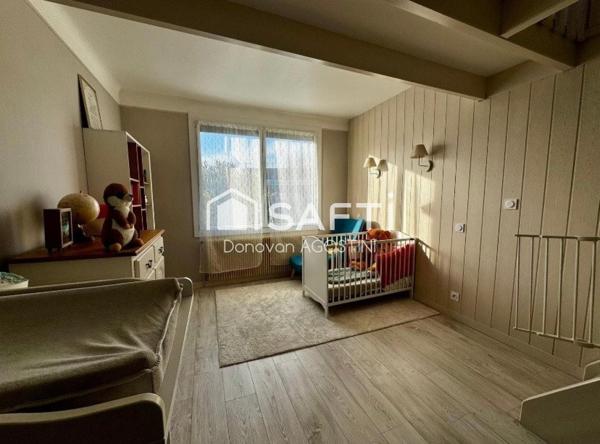 Maison de ville avec piscine et fort potentiel