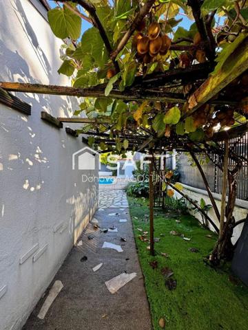 Maison de ville avec piscine et fort potentiel