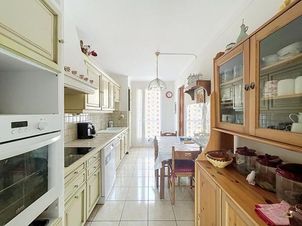 Appartement Manosque, 3 pièces 74.10 m2, avec balcon, loggia et place de parking privative