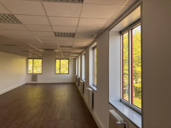 Bureaux à vendre 498 m² Villepinte patio végétalisé et accès RER B