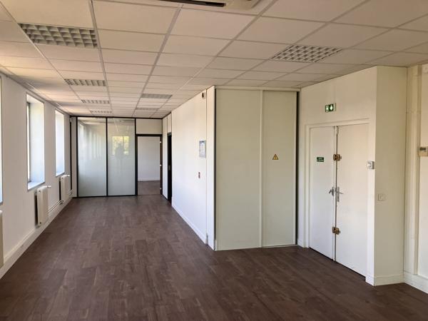 Bureaux à vendre 498 m² Villepinte patio végétalisé et accès RER B