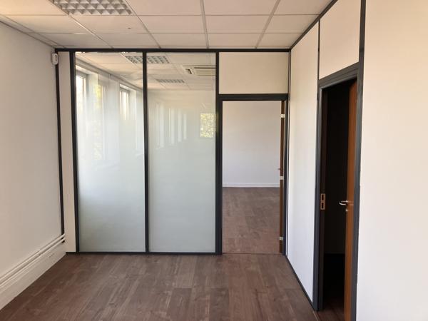 Bureaux à vendre 498 m² Villepinte patio végétalisé et accès RER B