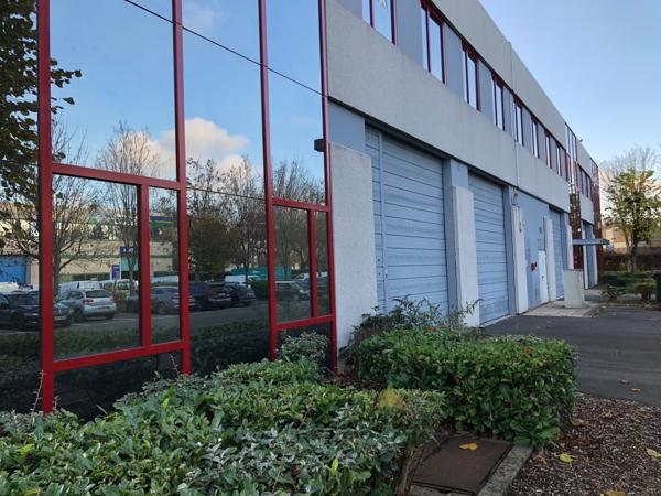 Bureaux à vendre 498 m² Villepinte patio végétalisé et accès RER B