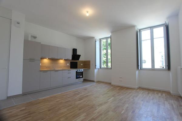 UN TRÈS BEAU STUDIO DE CENTRE-VILLE. -