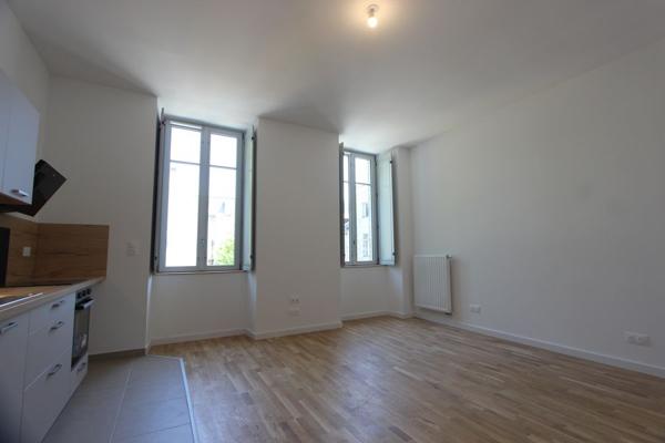 UN TRÈS BEAU STUDIO DE CENTRE-VILLE. -
