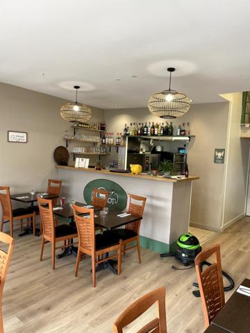 Restaurant axe routier avec terrasse, parking