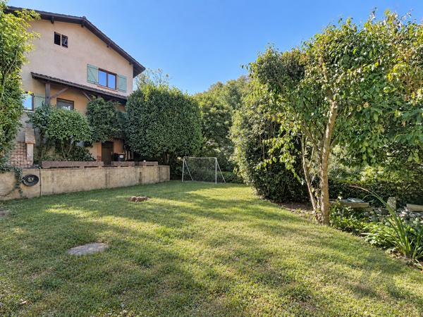 Maison centre village proche gare avec jardin et double garage