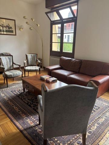 Maison familiale quartier Saint Exupéry  9 pièces ,environ 210 m2 avec terrasse, garage, cave et jardin..