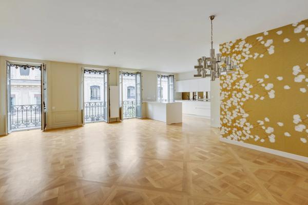 Lyon 2 - Jacobins - Appartement rénové de 94,17 m² - Balcon - 2 Chambres