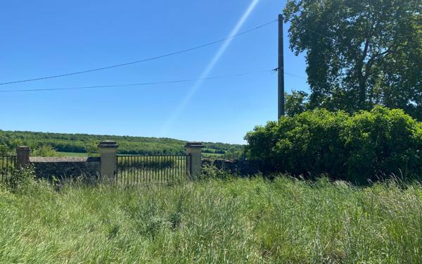 Stationnement à louer    60 m2 Luthenay-Uxeloup