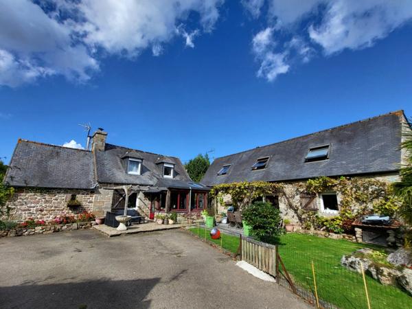 A PLOUBEZRE (22300), beaucoup de charme, ensemble immobilier très COSY en pierre