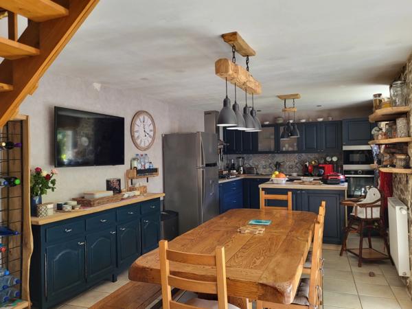 A PLOUBEZRE (22300), beaucoup de charme, ensemble immobilier très COSY en pierre