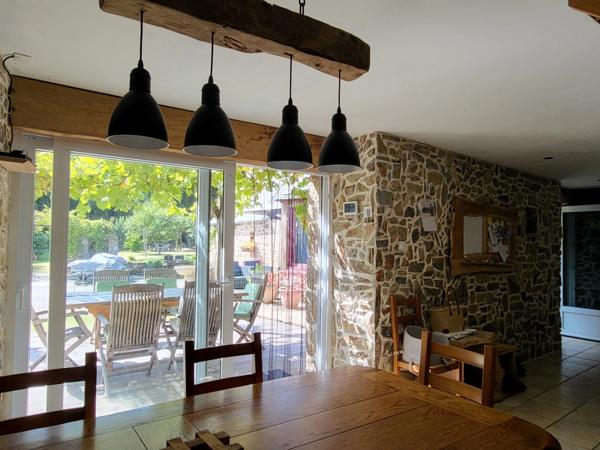 A PLOUBEZRE (22300), beaucoup de charme, ensemble immobilier très COSY en pierre