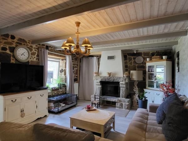 A PLOUBEZRE (22300), beaucoup de charme, ensemble immobilier très COSY en pierre