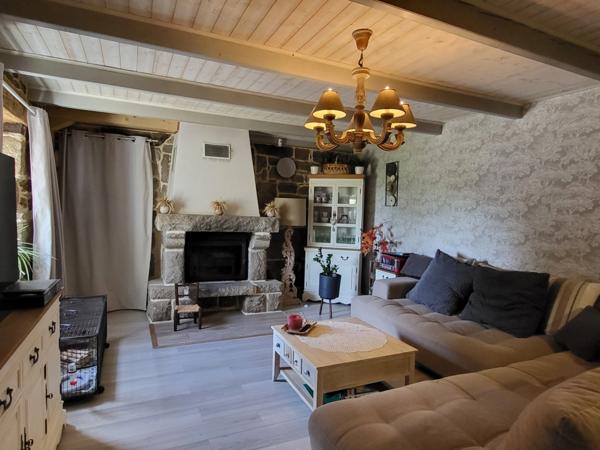 A PLOUBEZRE (22300), beaucoup de charme, ensemble immobilier très COSY en pierre