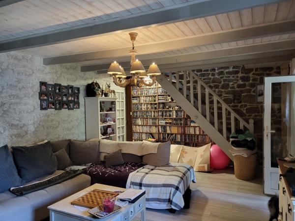 A PLOUBEZRE (22300), beaucoup de charme, ensemble immobilier très COSY en pierre