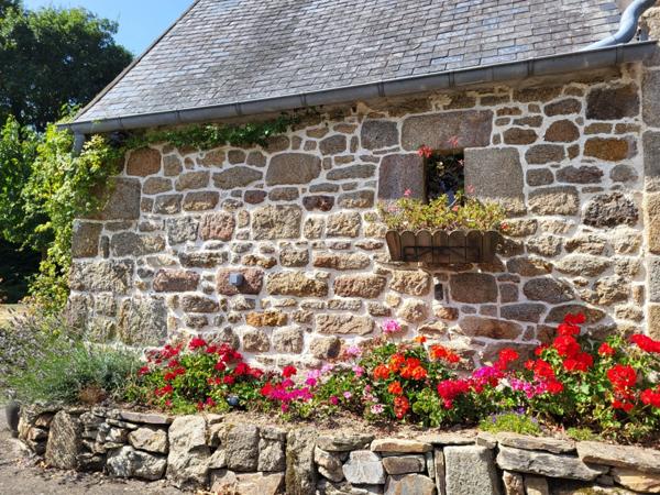 A PLOUBEZRE (22300), beaucoup de charme, ensemble immobilier très COSY en pierre