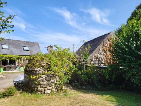 A PLOUBEZRE (22300), beaucoup de charme, ensemble immobilier très COSY en pierre