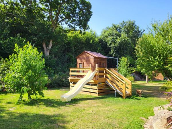 A PLOUBEZRE (22300), beaucoup de charme, ensemble immobilier très COSY en pierre