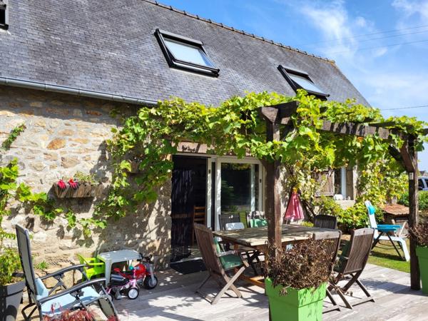 A PLOUBEZRE (22300), beaucoup de charme, ensemble immobilier très COSY en pierre