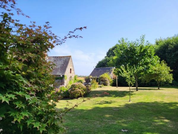 A PLOUBEZRE (22300), beaucoup de charme, ensemble immobilier très COSY en pierre