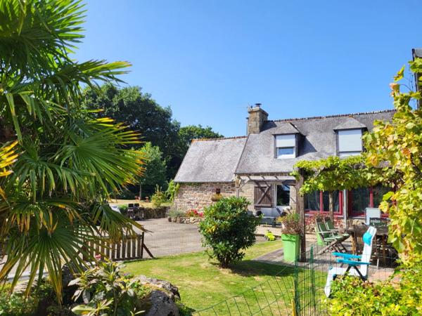 A PLOUBEZRE (22300), beaucoup de charme, ensemble immobilier très COSY en pierre