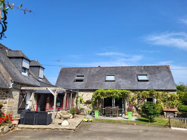 A PLOUBEZRE (22300), beaucoup de charme, ensemble immobilier très COSY en pierre