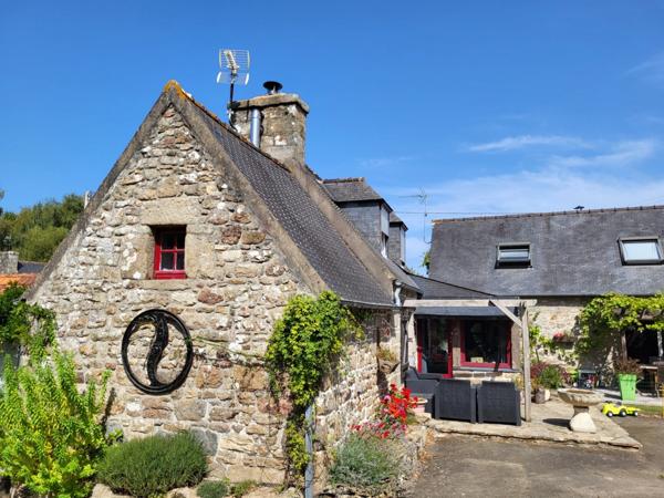 A PLOUBEZRE (22300), beaucoup de charme, ensemble immobilier très COSY en pierre