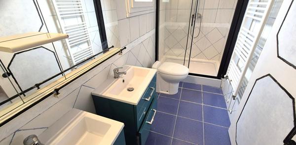 Belle Maison Individuelle en Pierre et de Caractère de 112 m² à Rafraîchir avec ses Cours, Terrasses, Piscine hors-sol chauffée, son Chalet de 12 m² et son Terrain clos et arboré de 506 m²