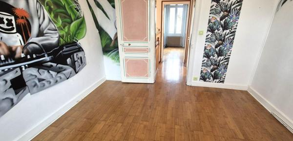 Belle Maison Individuelle en Pierre et de Caractère de 112 m² à Rafraîchir avec ses Cours, Terrasses, Piscine hors-sol chauffée, son Chalet de 12 m² et son Terrain clos et arboré de 506 m²