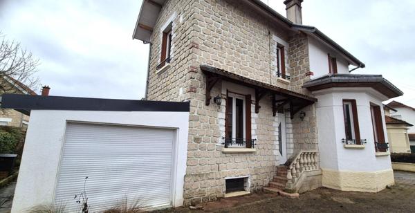 Belle Maison Individuelle en Pierre et de Caractère de 112 m² à Rafraîchir avec ses Cours, Terrasses, Piscine hors-sol chauffée, son Chalet de 12 m² et son Terrain clos et arboré de 506 m²