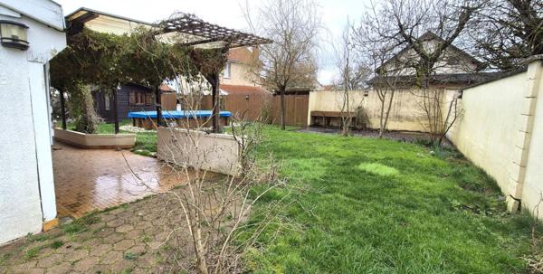 Belle Maison Individuelle en Pierre et de Caractère de 112 m² à Rafraîchir avec ses Cours, Terrasses, Piscine hors-sol chauffée, son Chalet de 12 m² et son Terrain clos et arboré de 506 m²