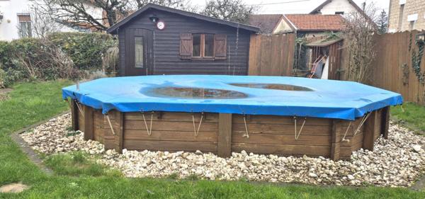 Belle Maison Individuelle en Pierre et de Caractère de 112 m² à Rafraîchir avec ses Cours, Terrasses, Piscine hors-sol chauffée, son Chalet de 12 m² et son Terrain clos et arboré de 506 m²